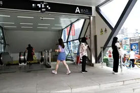 【普法：紧急救助】女子地铁口晕倒，无人敢扶，法官：赔31万图片