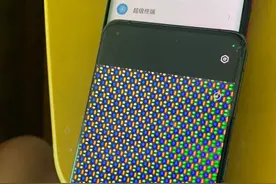 使用OPPO FindX3的60倍显微镜拍到京东方周冬雨排列和三星砖石排列图片
