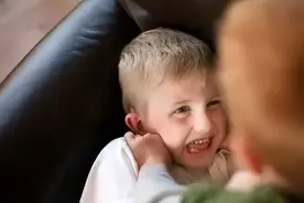 咬人、打人……，面对孤独症孩子的暴力行为，家长就这么做！图片