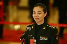 王亚平穿短裙跳绳！肤白大长腿，年轻魅力十足像小姑娘，更好看了图片