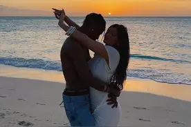 24岁凯莉·詹娜被光膀子男友抱怀中，久违秀恩爱，生完二胎变丰腴图片