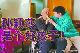 孙颖莎不想再有遗憾，给瘫痪的姥爷喂饭，妈妈含泪向莎莎道歉图片