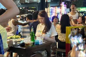 陈乔恩和老公到泰国猛男餐厅吃饭，身材丰韵发福，疑似已怀孕多月图片