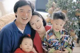 钟镇涛女儿晒合影，为后妈庆祝母亲节，与生母章小蕙已20年没同框图片