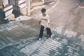 这一摔，全网心疼！用身体挡住滑板救男童的17岁少年，获奖啦图片