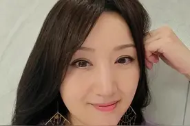 杨钰莹怼脸自拍，脸肿眼小，疑似整容，往日容貌不再，有些可惜图片