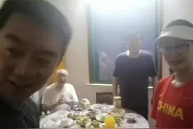 郑恺带妻子看望公婆！环境简陋条件艰苦，年迈父母挤小房间惹吐槽图片