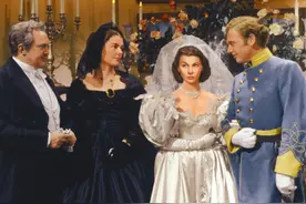 费雯·丽《乱世佳人》婚纱过时又不合身，里面藏着设计师的2点巧思图片