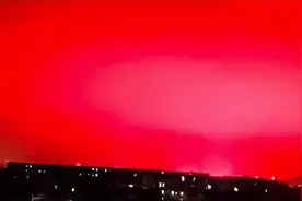 突然，这里天空变成血红色！是晚霞还是"天空异象"？图片