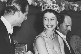英女王在任时传奇出访：来中国看兵马俑夸长城，访俄全身不戴珠宝图片