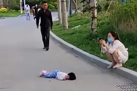 孩子当众撒泼，这对父母的处理方式火了！说不定你家娃也适用图片