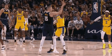 假摔集锦：詹姆斯壮如灭霸，碰触之间尽显软弱一面，演技一流图片