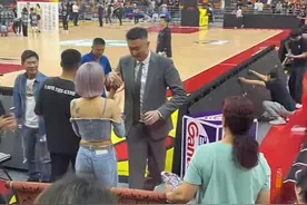 很温馨！杜锋与赵睿父亲击掌、与易建联母亲拥抱，老板娘现场力挺图片