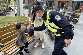 家中无人2岁萌娃独自外出，找回妈妈时萌娃躺民警怀里睡得香甜图片