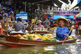 为了防蛇，所以泰国的电线杆都是方形的图片