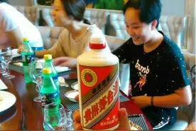 茅台酒厂员工亲自透露：茅台真不真，看这“4个标记”就一目了然图片