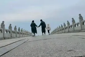 孙红雷一家三口外出庆纪念日，与妻子甜蜜牵手，5岁女儿长腿吸睛图片
