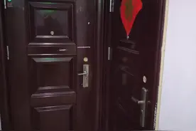 奇葩的入户门设计，邻居不能同时开门，这开发商是有多缺德？图片