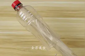 擀面杖上套一个塑料瓶，没想到剥蒜捣蒜泥这么方便，真的太实用了图片