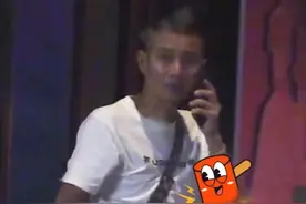 文章与美女深夜聚会！头发花白肚腩突出，背万元包不停吞云吐雾图片