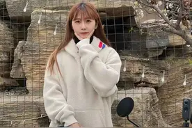 全网点赞的黄衣小姐姐，找到了图片