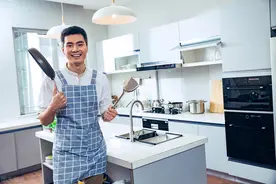 52岁男士自述：我当男保姆，月薪8000元，改善了家庭图片