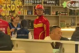 刘强东取外卖被卡餐，一脸茫然成表情包！老板娘事后表示很后悔图片