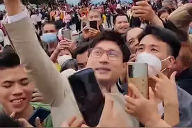 广东主持人任永全出席云浮南江文化艺术节，被粉丝围拍仍不失风度图片