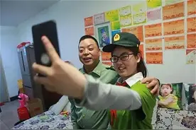 13年前汶川地震中的“总理让路女孩”，今已上高中，梦想是去央音图片