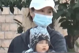 李亚鹏二胎女儿正面曝光，嘴唇微翘非常健康，长得很像姐姐李嫣图片