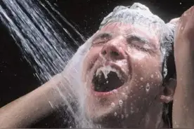 洗澡时注意！这“3个”地方洗的越勤寿命就会越长？真是这样吗？图片