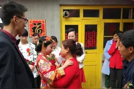 沈阳大爷参加婚宴，随礼50喝光2瓶泸州老窖，事后一行为引非议图片