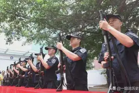 银行运钞车押送员，手里拿的枪，是真枪吗？看完你就知道了图片