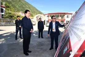 王君正静静站立10分08秒图片