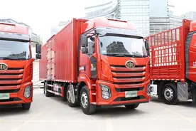 解放东风重汽欧曼，全部超过300马力，这四款三轴载货车谁更香？图片