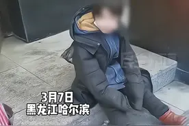 母女流浪在哈尔滨街头，孩子被冻得瑟瑟发抖，餐饮老板做了好事图片