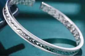 银手镯价格一般多少？按照这几点选性价比更高图片