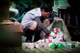 这个蹲在路边捡垃圾的老头，是浙大退休教师，还是一名退役军官图片