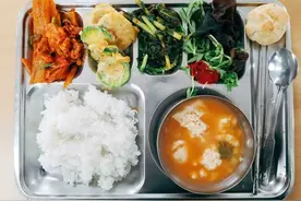 各国网友晒自己学校食堂的午餐，来看看大家都吃啥图片