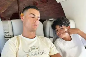 C罗为12岁儿子庆生，乔治娜身穿比基尼，毫不避讳青春期迷你罗图片