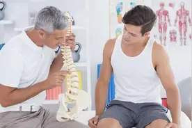 坐着、站着、躺着，哪个姿势对腰椎伤害最大？将实话告诉你图片