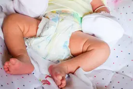 拉拉裤和纸尿裤有啥区别？几个月开始穿，听听儿科医生的建议图片