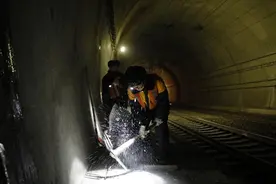 太行山“隧道打冰人”-20℃的坚守图片