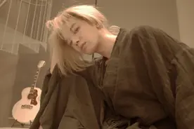 华晨宇晒玫瑰纹身和金色长发，导演炮轰：难道不怕带坏青少年吗？图片