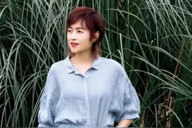 奔六奔七的女人别穿的花花绿绿，多穿这3种高级色，优雅又大方图片
