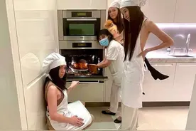 王薇薇下厨做蛋糕，带厨师帽系围裙，搭阔腿裤依旧很时髦图片