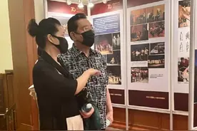 李双江夫妇外出看话剧，梦鸽发福到快认不出，儿子李天一即将出狱图片