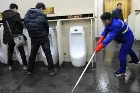 女保洁员不打招呼就进男厕所，尴尬、害羞的是男人图片