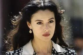 她恋爱惊呆全网？莫妮卡贝鲁奇爱上64岁大导，和怪老头当街热吻？图片