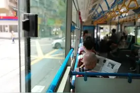 老年人早晚高峰乘地铁不免费，是公共资源的合理配置图片